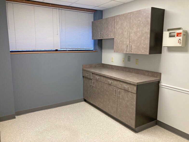 More Photos Of 1431 S Bluffview St, Wichita Medical For Lease