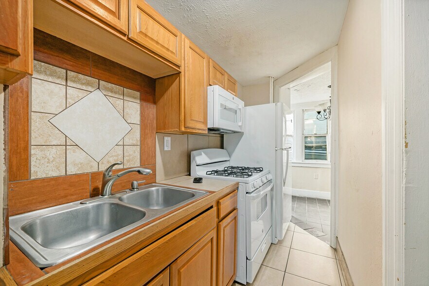 More Photos Of 2501 Poppleton Ave, Omaha Apartments For Sale