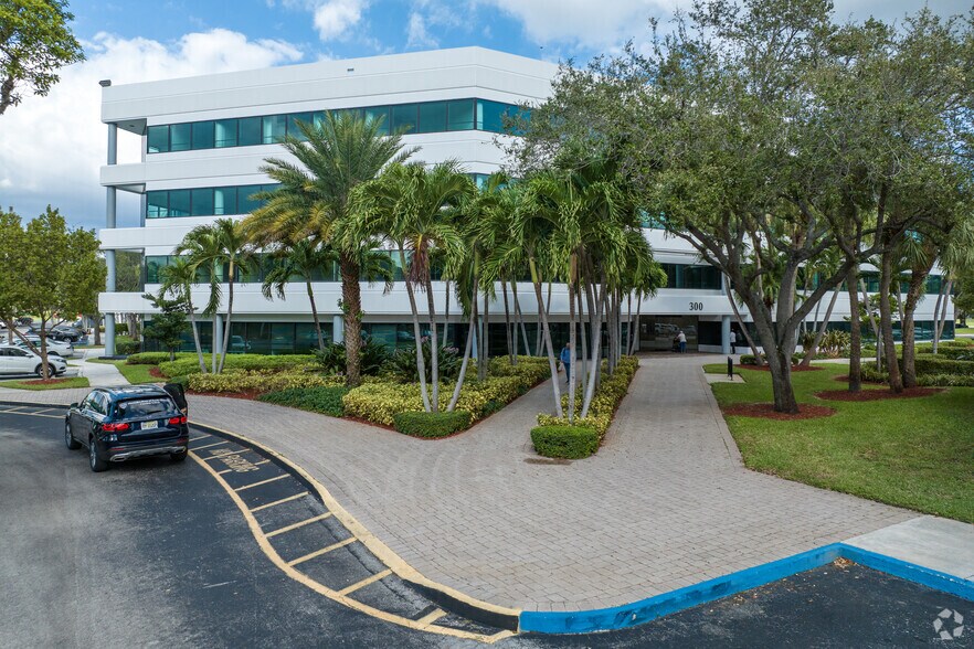 More Photos Of 3440 Hollywood Blvd, Hollywood Unknown For Lease