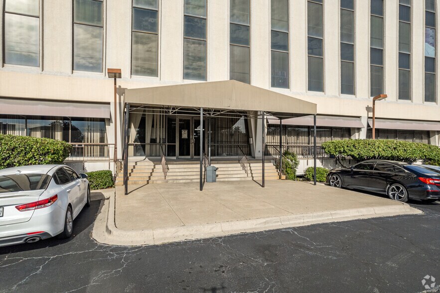 More Photos Of 1140 Empire Central Dr, Dallas Office For Sale