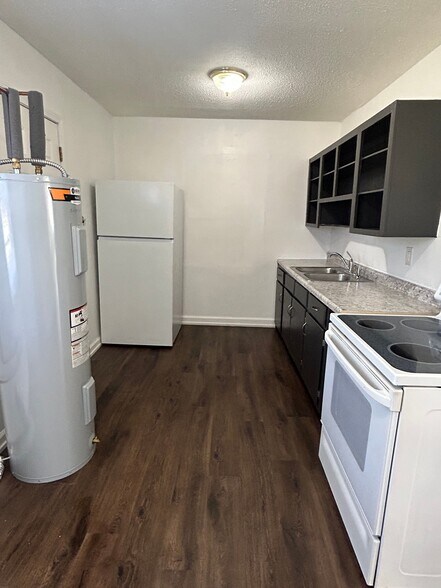 More Photos Of 1014 SW 33rd St, Topeka Specialty For Sale