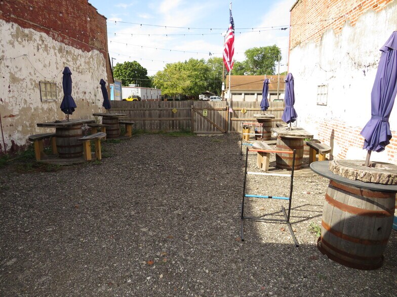 More Photos Of 316 N Main St, Seneca Bar For Sale