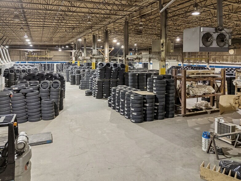 More Photos Of 411 Industrial Dr, White House Manufacturing For Lease