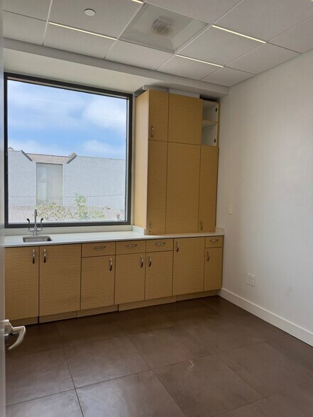 More Photos Of 495 N Old Newport Blvd, Newport Beach Medical For Lease