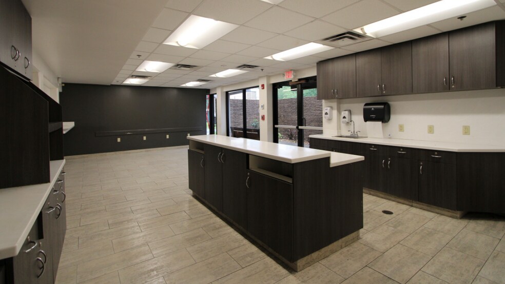 More Photos Of 8040 Bayberry Rd, Jacksonville Unknown For Lease