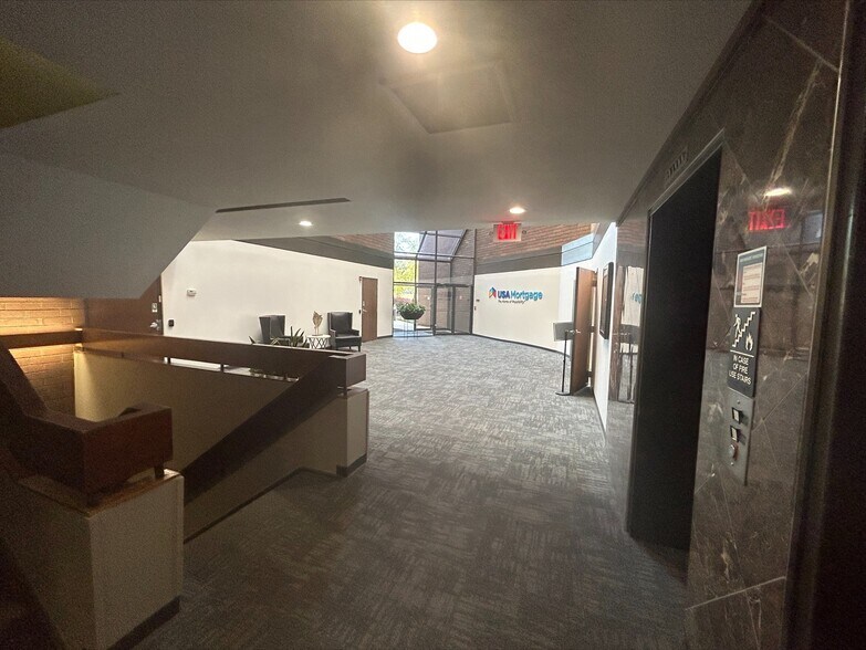 More Photos Of 12140 Woodcrest Exec Dr, Creve Coeur Office For Lease