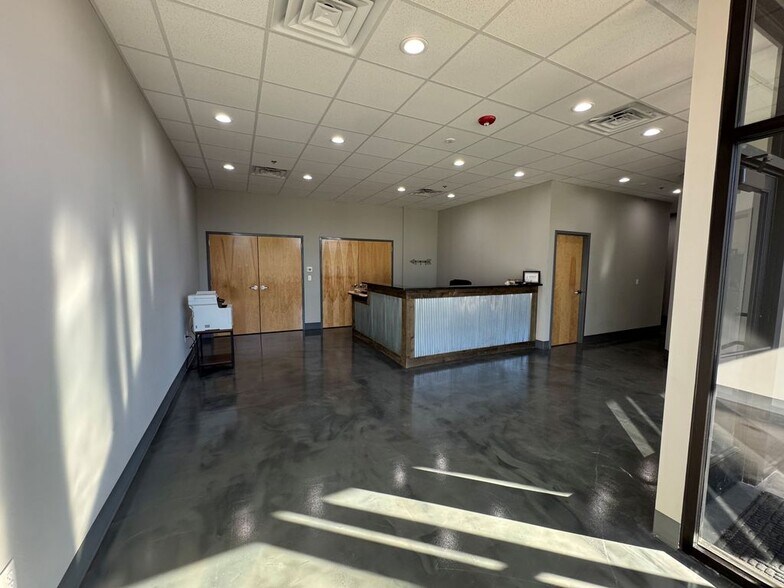 More Photos Of 912-922 E Warren St, Gardner Industrial For Lease