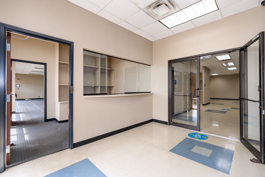 More Photos Of 2700-2718 River Green Cir, Louisville Unknown For Lease