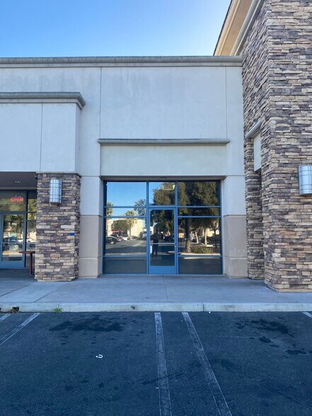 More Photos Of 1127-1135 S Sanderson Ave, Hemet Storefront Retail Office For Lease