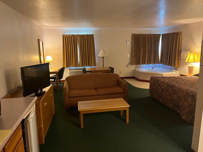 More Photos Of 804 Western Heights Cir, Hillsboro Hotel For Sale