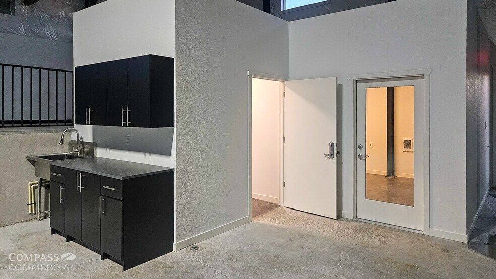 More Photos Of 35 Cherry Ln, Madras Warehouse For Lease