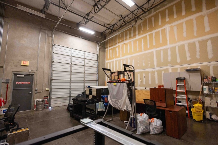 More Photos Of 2222 W Parkside Ln, Phoenix Light Manufacturing For Sale