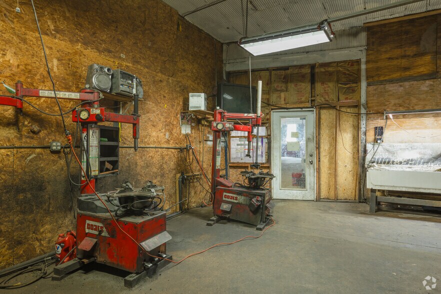 More Photos Of 2206 E 75th St, Chicago Auto Repair For Lease