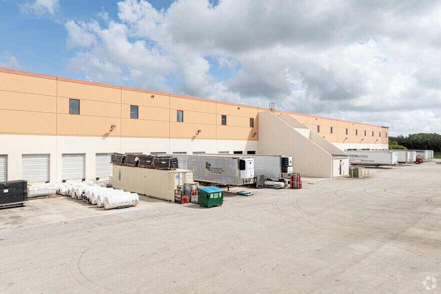 More Photos Of 9600 Premier Pky, Miramar Distribution For Lease