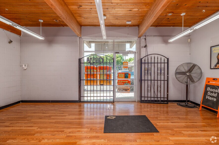 More Photos Of 1328-1336 SW 17th St, Topeka General Retail For Sale