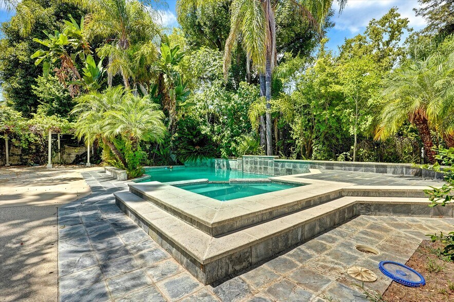 More Photos Of 4623 Hayvenhurst Ave, Encino Apartments For Sale