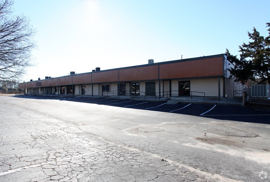 More Photos Of 600 Creekside Dr, Raleigh Bar For Lease