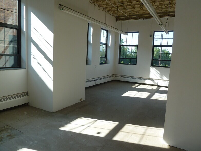 More Photos Of 1900-1940 S Western Ave, Chicago Showroom For Lease