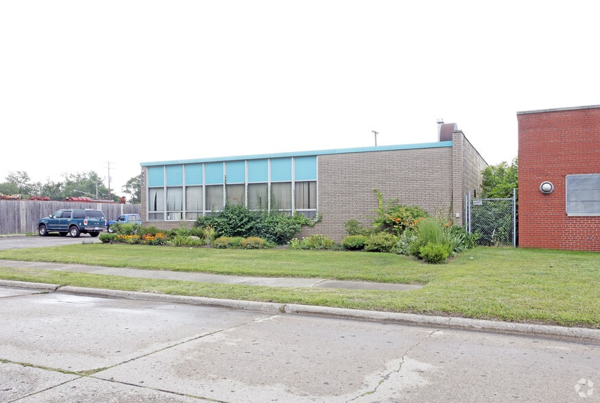 More Photos Of 8555 Capital St, Oak Park Manufacturing For Sale