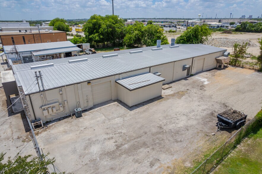 More Photos Of 1111 Paulsun St, San Antonio Light Manufacturing For Lease