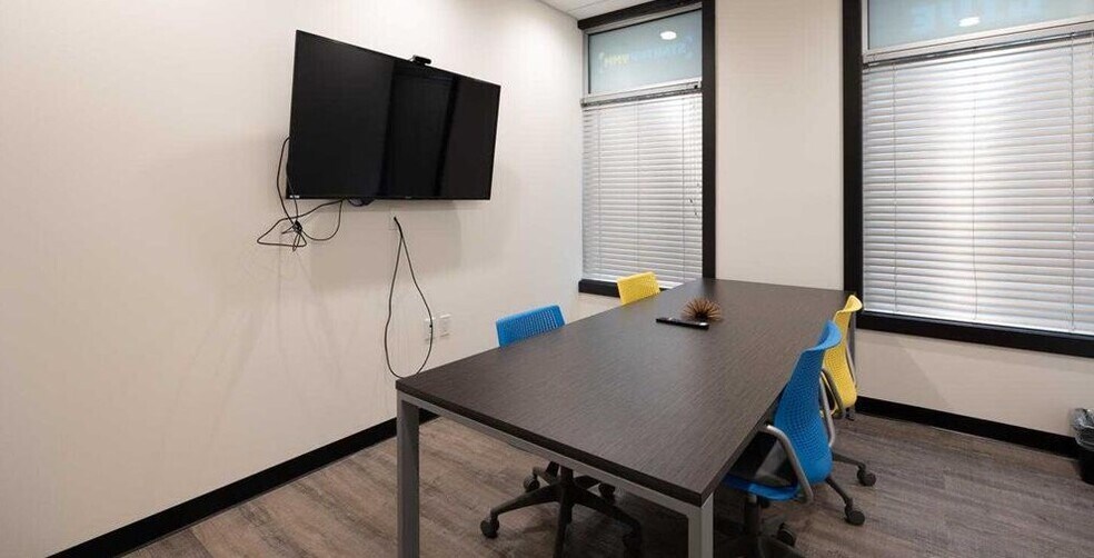 More Photos Of 8026 Franklin Av, Fort McMurray Office For Sale