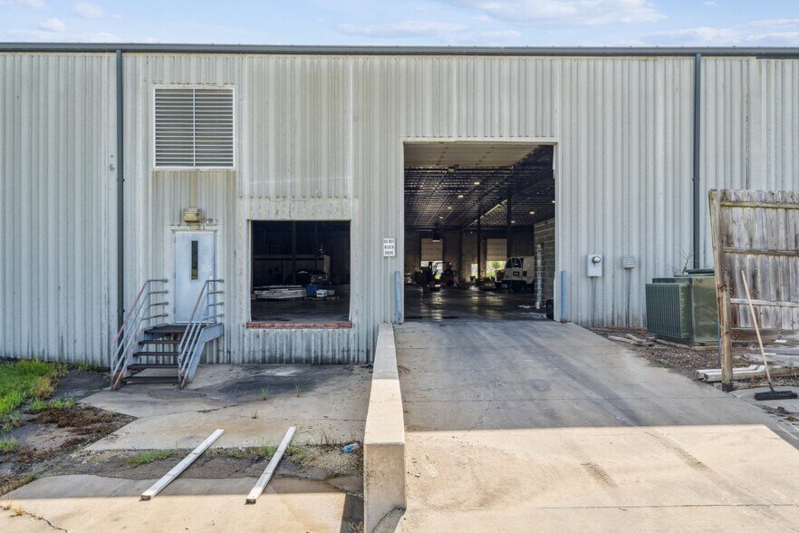 More Photos Of 701 Technology Pl, Waverly Manufacturing For Lease