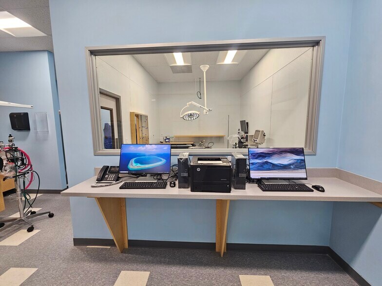 More Photos Of 18224 Parthenia St, Northridge Veterinarian Kennel For Lease