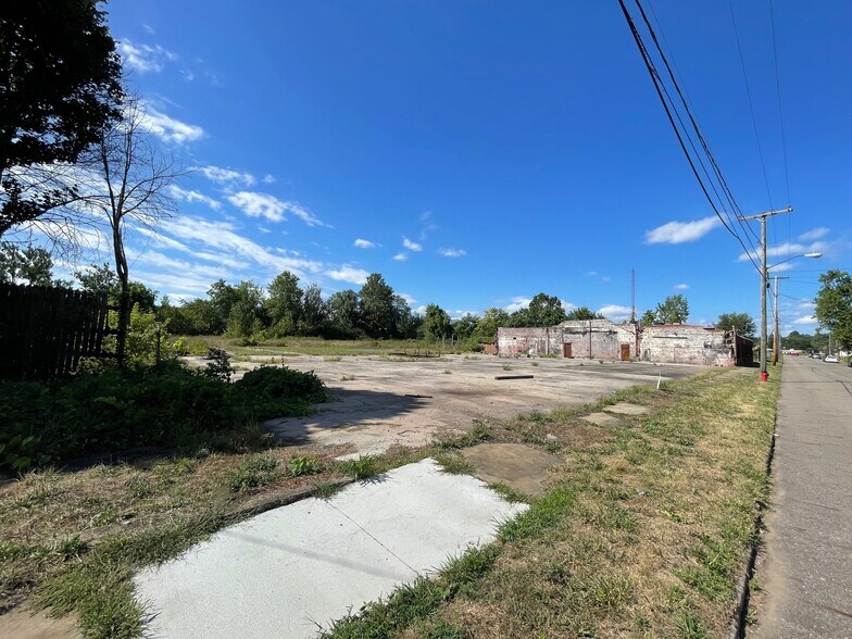 More Photos Of 2318 13th St NE, Canton Office For Sale