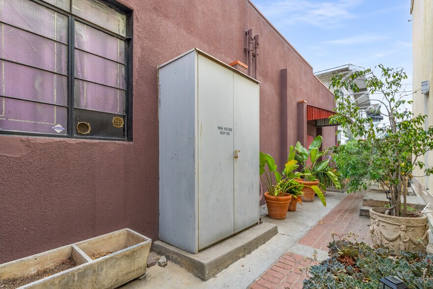 More Photos Of 434 3rd St, Long Beach Distribution For Sale