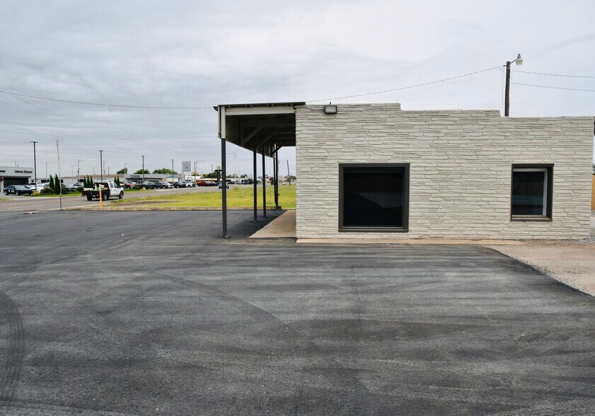 More Photos Of 1811 E Broadway St, Altus Service For Lease