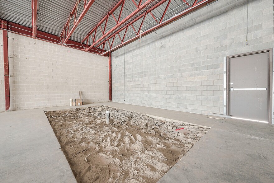 More Photos Of 7755 N Wayside Dr, Houston General Retail For Lease