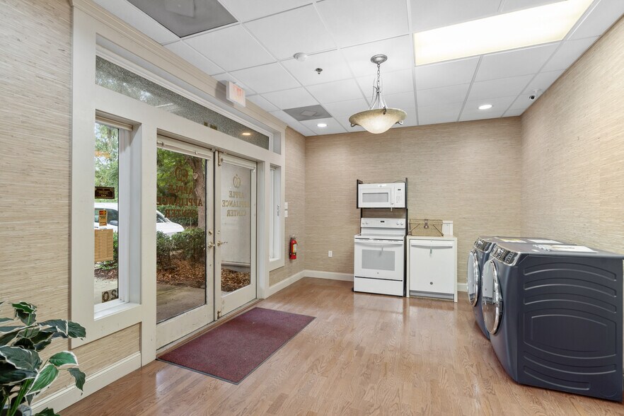 More Photos Of 20 Capital Dr, Hilton Head Island Showroom For Sale