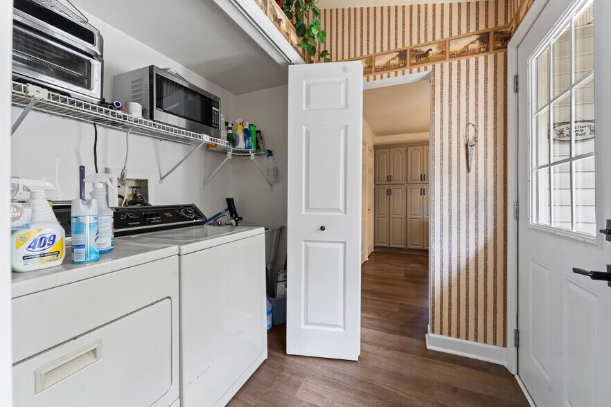 More Photos Of 4403 S Roberts Rd, Island Lake Veterinarian Kennel For Sale