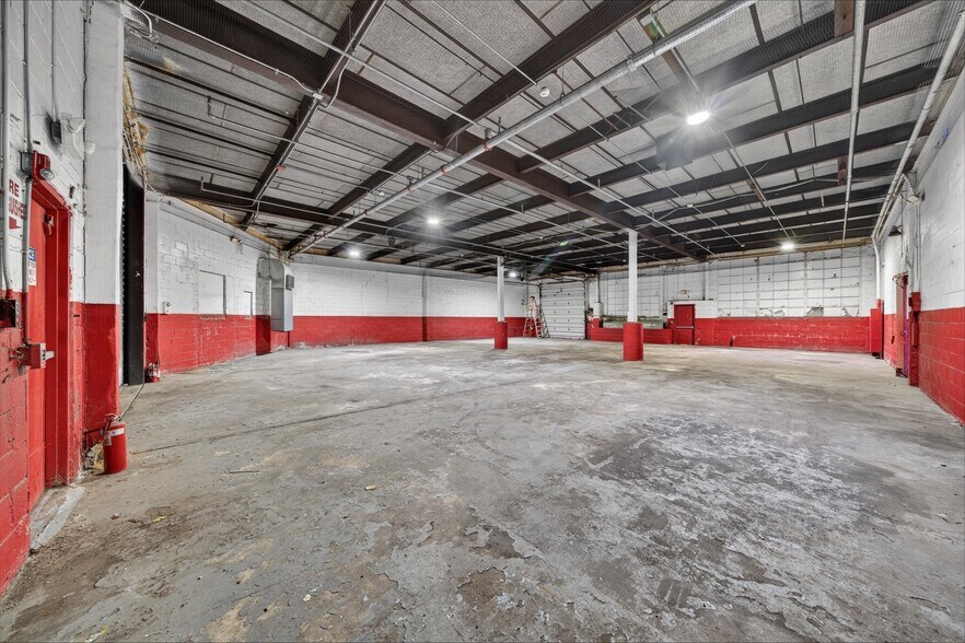 More Photos Of 145 E Mineola Ave, Valley Stream Warehouse For Lease