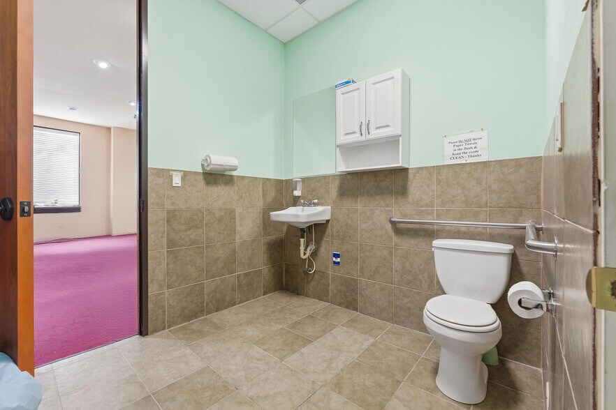 More Photos Of 15440 Ridge Park Dr, Houston Office For Sale