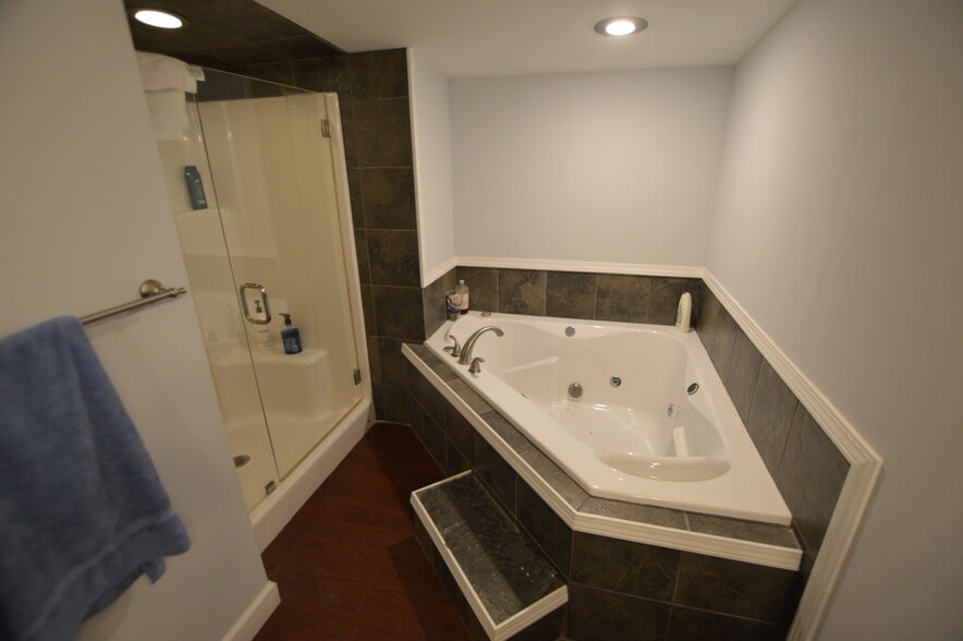 More Photos Of 982 County Road 979, Royse City Showroom For Lease