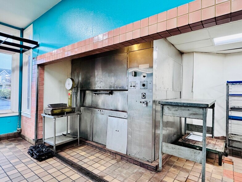 More Photos Of 1987 Hilltop Dr, Redding General Retail For Lease