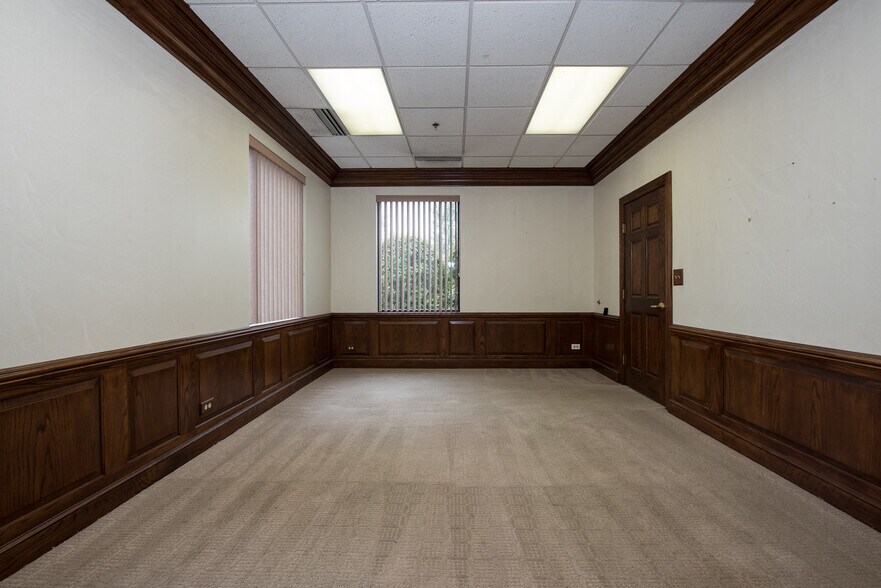 More Photos Of 1230 Karl Ct, Wauconda Light Distribution For Lease