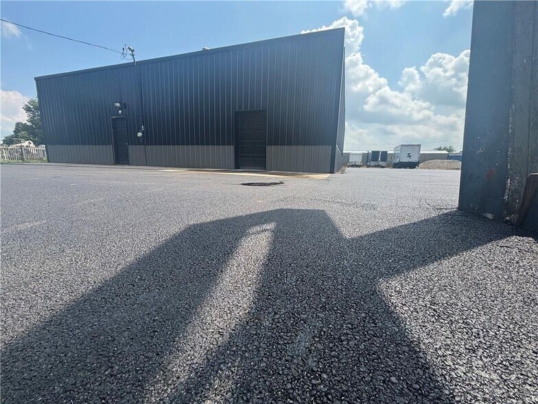 More Photos Of 1937 Maple Ave, Mattoon Warehouse For Sale