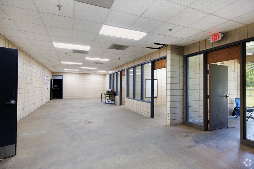 More Photos Of 823 Aaron Pky, Centralia Manufacturing For Sale