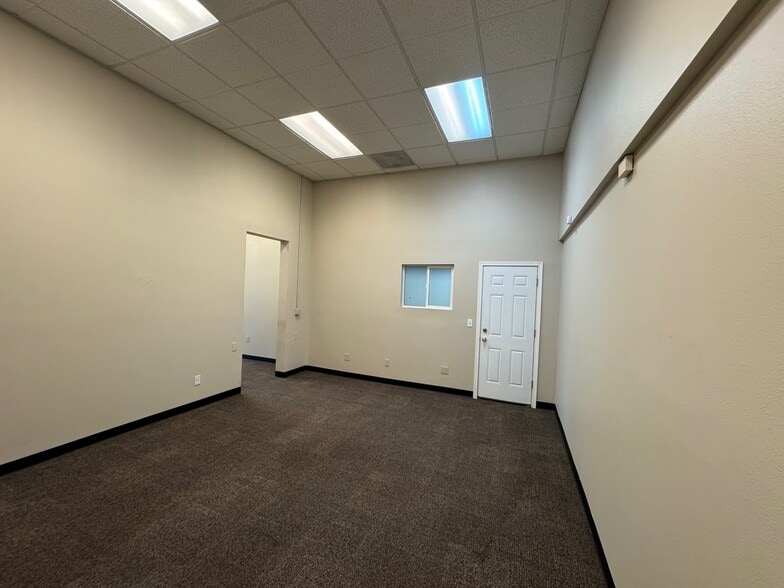 More Photos Of 6455 Lakeview Blvd, Lake Oswego Flex For Lease
