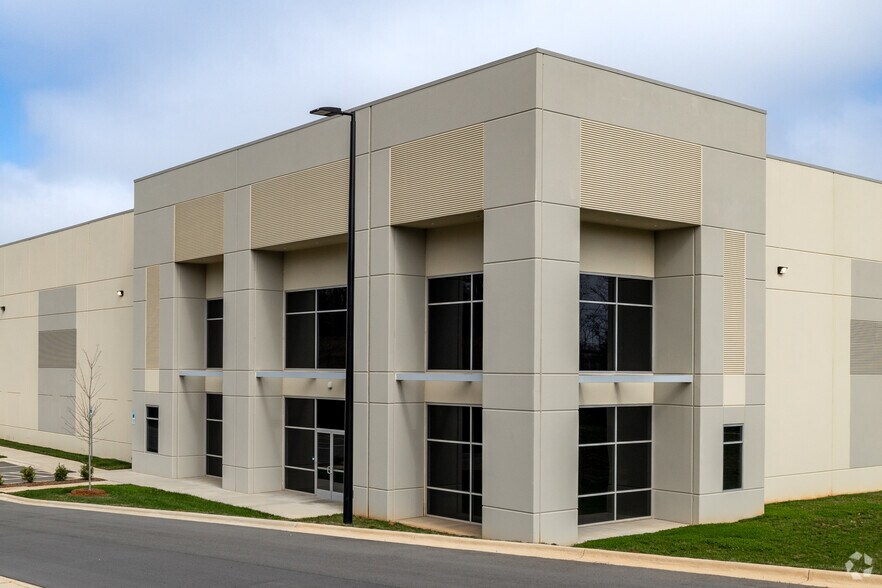 More Photos Of 5020 Meadow Oak Commerce Pky, Charlotte Warehouse For Lease