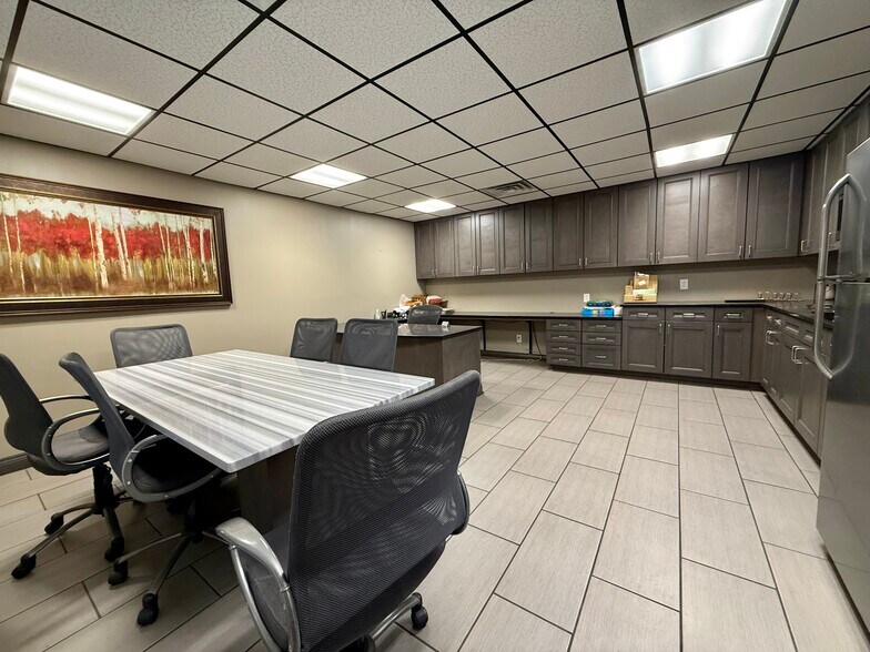 More Photos Of 439 McNally Dr, Nashville Manufacturing For Lease