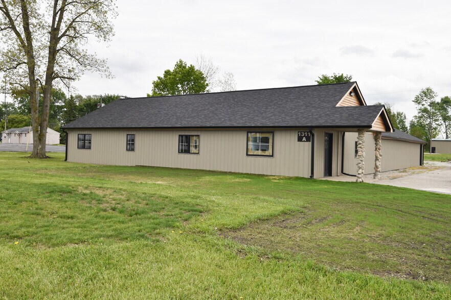 More Photos Of 1311 W Main St, Greenfield Freestanding For Lease