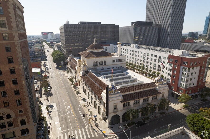 More Photos Of 1111 S Broadway, Los Angeles Loft Creative Space For Lease