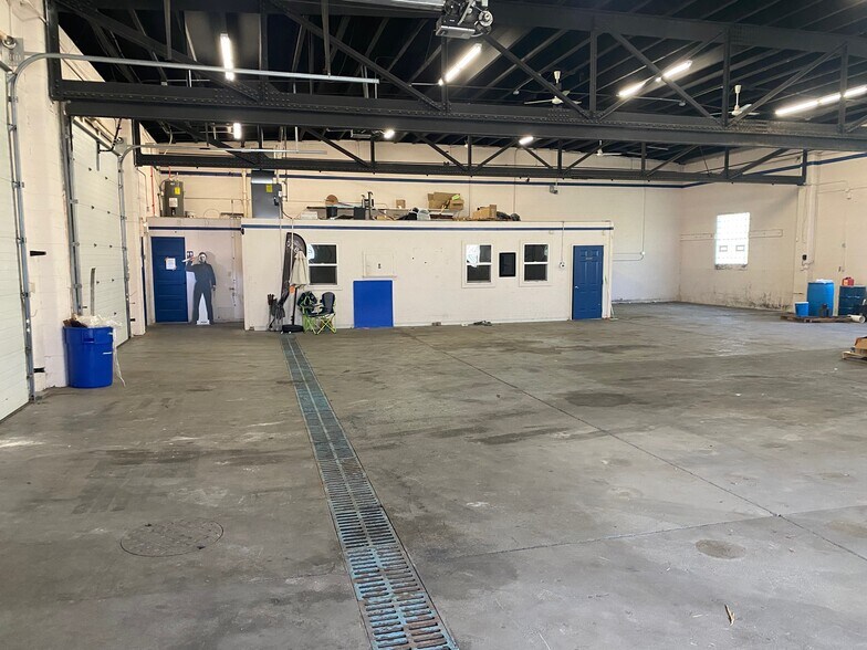 More Photos Of 6333 N Teutonia Ave, Milwaukee Warehouse For Lease