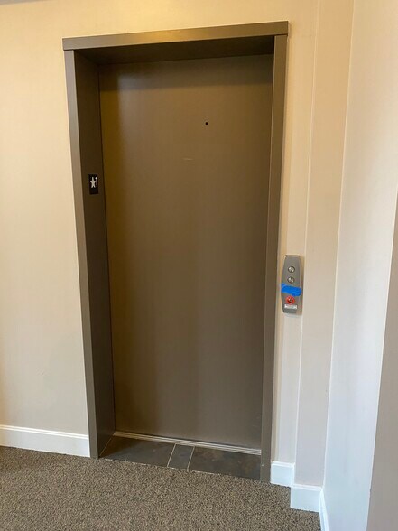 More Photos Of 350 SW Greenwich Dr, Lee's Summit Storefront Retail Office For Sale