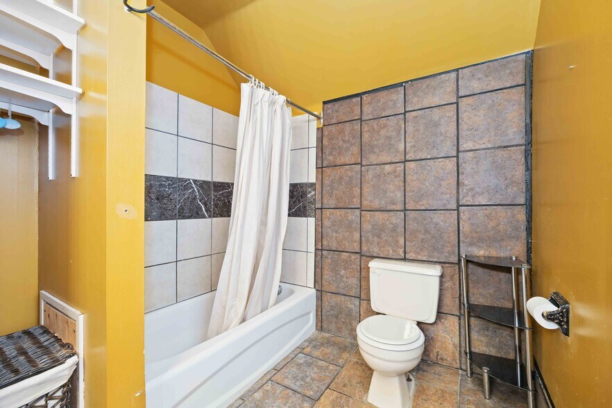 More Photos Of 607 St Clair St, Point Edward Flex For Sale