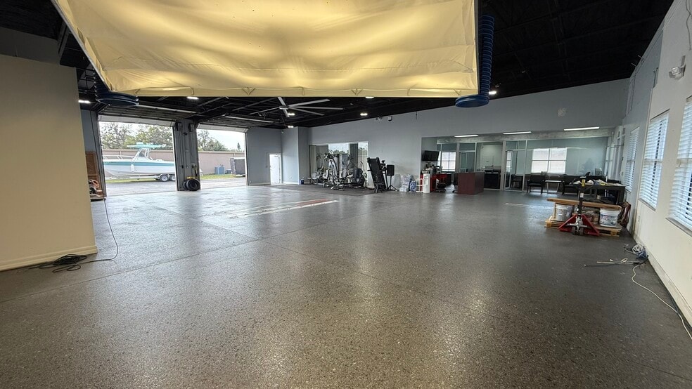 More Photos Of 2840 Manatee Ave E, Bradenton Showroom For Sale