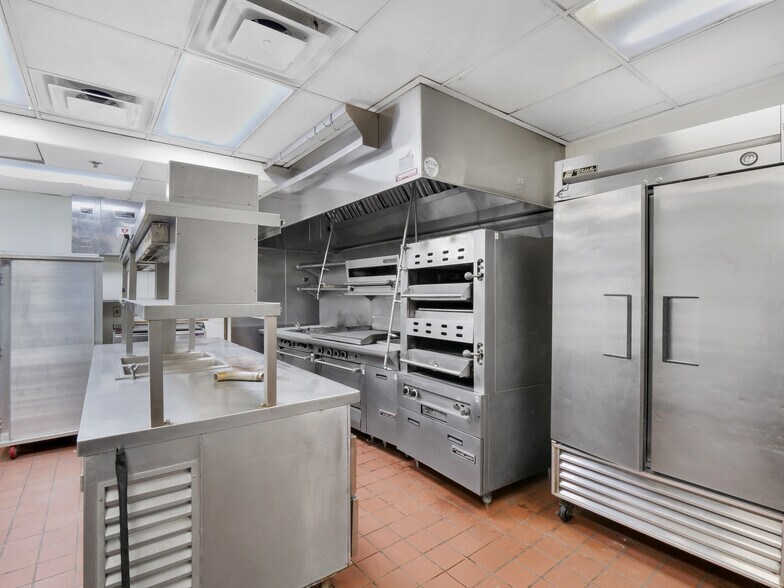 More Photos Of 1100 S Flower St, Los Angeles Office For Lease